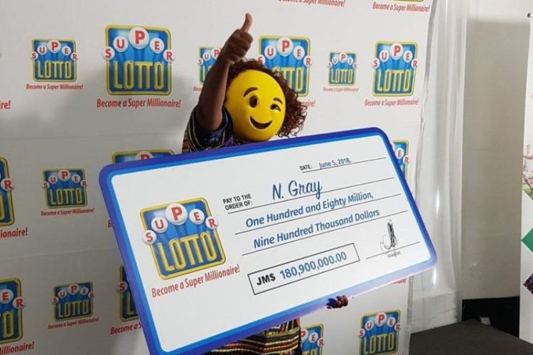 Perempuan pemenang hadiah lotere di Jamaika memilih menggunakan topeng selama konferensi pers penyerahan hadiah.