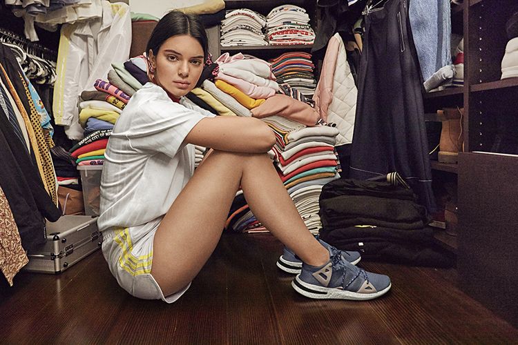 Kendall jenner dengan Adidas Arkyn