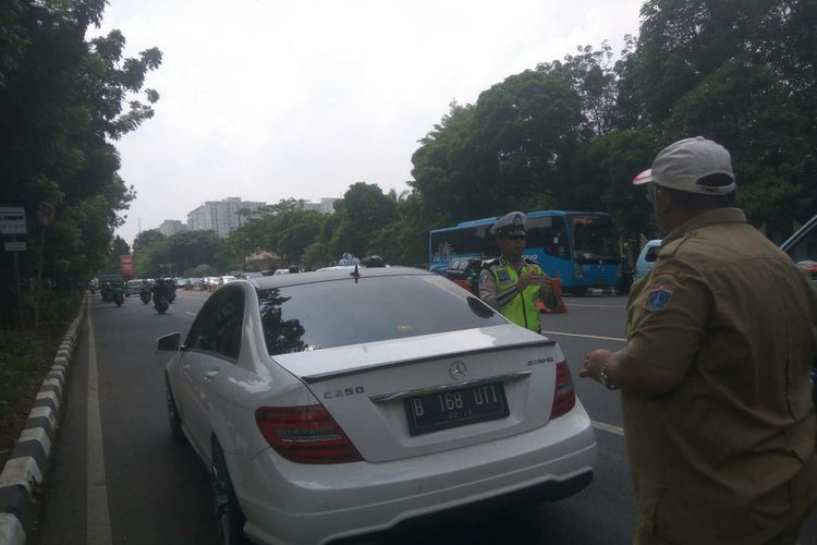 Mobil mewah dirazia di Jalan TMP Kalibata, Jakarta Selatan, Selasa (3/10/2017).