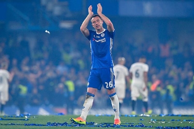 John Terry mendapat aplaus dari suporter Chelsea di Stadion Stamford Bridge seusai laga kontra Watford, Senin (15/5/2017). 