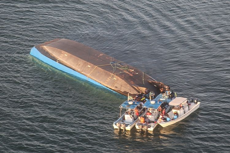 Foto udara yang memperlihatkan kondisi kapal feri MV Nyerere yang terbalik di Danau Victoria, Tanzania, Kamis (20/9/2018).