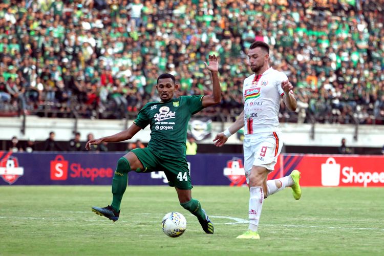 Pemain Persebaya Surabaya Andri Muladi menjaga pemain Persija jakarta Marko Simic pada Pekan 16 Liga 1 2019 yang berakhir dengan skor 1-1 di Stadion Gelora Bung Tomo Surabaya, Jawa Timur, Sabtu (24/08/2019) sore.