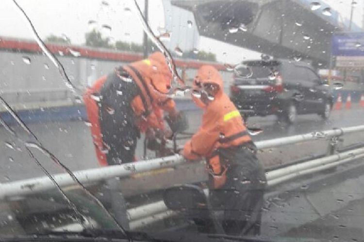 Banjir di Tol Dalam Kota Jakarta, Senin (9/10/2017).