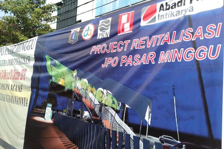 Proses pembangunan fondasi Jembatan Penyeberangan Orang (JPO) Pasar Minggu, Jakarta Selatan, Kamis (20/6/2019)