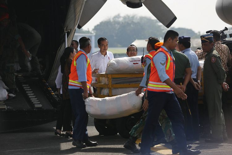 Presiden Joko Widodo saat melepas 34 ton bantuan kemanusiaan bagi pengungsi Rohingya, Rabu (13/9/2017).