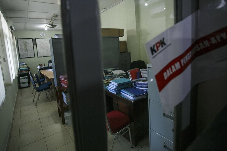 Suasana salah satu ruangan yang di segel KPK di kantor Dinas Pekerjaan Umum Kota Yogyakarta, DI Yogyakarta, Selasa (20/8/2019). KPK melakukan Operasi tangkap Tangan (OTT) dengan mengamankan empat orang yang terdiri dari unsur jaksa, rekanan atau swasta dan pegawai negeri sipil (PNS) serta uang Rp 100 juta.