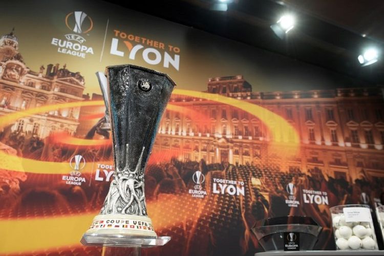 Trofi Liga Europa dipamerkan pada saat pengundian fase gugur, Desember 2017. 
