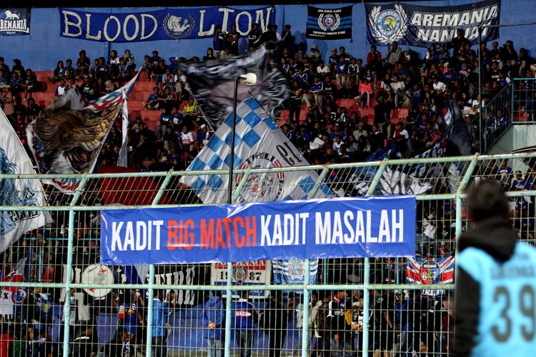 Suporter Arema FC, Aremania saat mendukung tim nya di Stadion Kanjuruhan Kabupaten Malang, Jawa Timur.