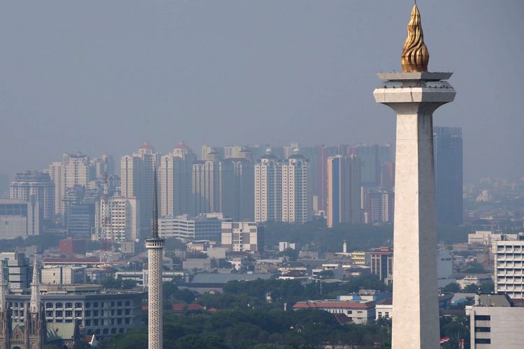 Polusi udara terlihat di langit Jakarta, Senin (3/9/2018). Menurut pantauan kualitas udara yang dilakukan Greenpeace, selama Januari hingga Juni 2017, kualitas udara di Jabodetabek terindikasi memasuki level tidak sehat (unhealthy) bagi manusia.