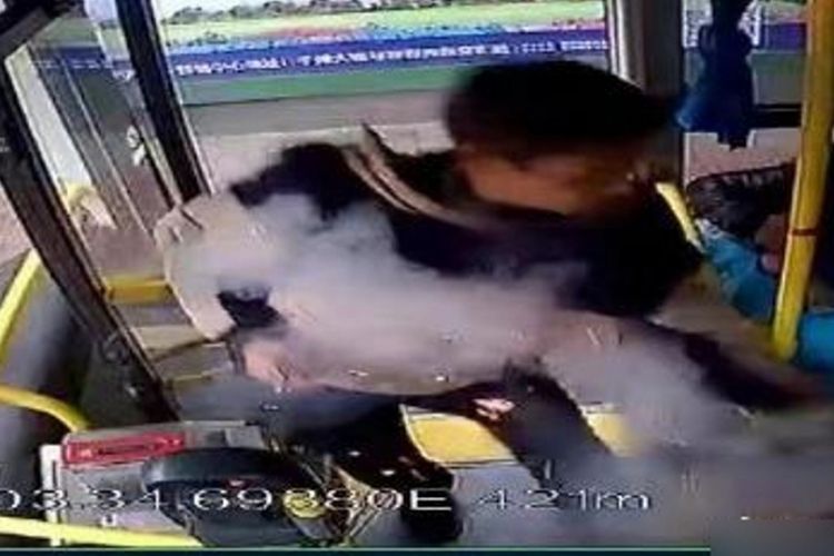 Rekaman kamera pengawas memperlihatkan pelaku yang diyakini bernama Lu Shibing melemparkan peledak di dalam bus di Jiajiang County, dan melukai 17 penumpang.