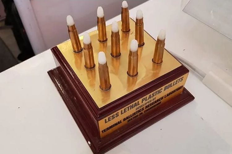 Contoh peluru plastik hasil pengembangan oleh DRDO India, yang dipamerkan dalam Konferensi Ilmu Pengetahuan di Jalandhar.