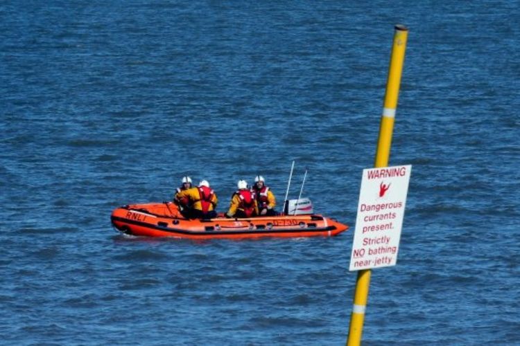 Petugas dari tim khusus saat mencari petunjuk terkait hilangnya seorang pria di Burnham-on-Sea sejak Februari lalu.