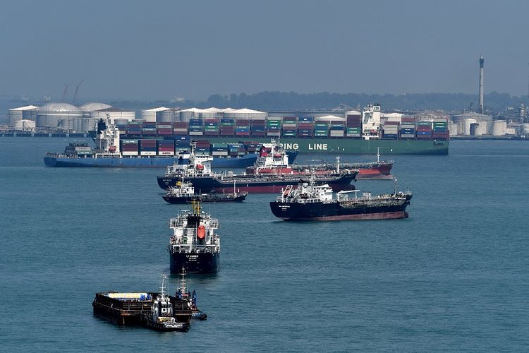 Foto bertanggal 6 Juni 2018, menunjukkan kapal-kapal yang berlabuh di sepanjang selat selatan Singapura.