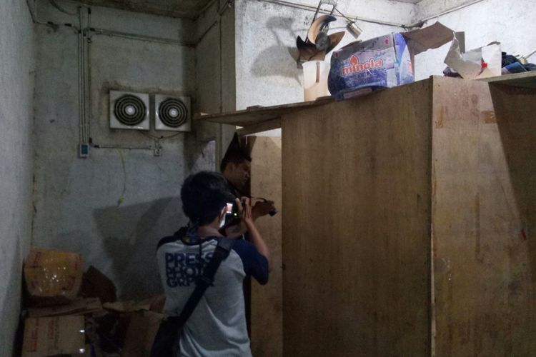 Awak media terlihat tengah mengabadikan ruangan tempat pengemasan miras oplosan yang berada di bunker tempat produksi miras oplosan milik tersangka SS, di Jalan By Pass, RT 03 RW 08 Cicalengka Wetan, Kabupaten Bandung, Kamis (19/4/2018).