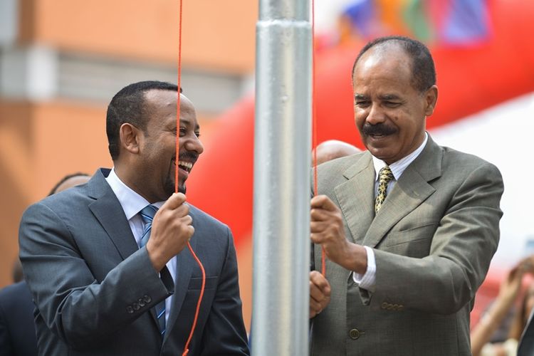 Perdana Menteri Etiopia Abiy Ahmed (kiri) dan Presiden Eritrea Isaias Afeworki saat pembukaan kembali gedung kedutaan Eritrea di Addis Ababa, Senin (16/7/2018).