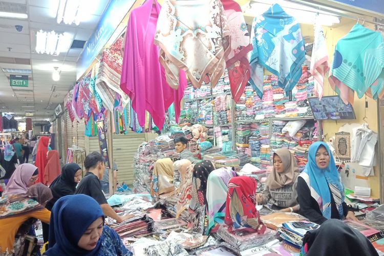 Salah satu kios di Thamrin City yang menjual hijab. Hijab segiempat bermotif menjadi yang banyak diburu jelang Hari Raya Iduk Fitri.
