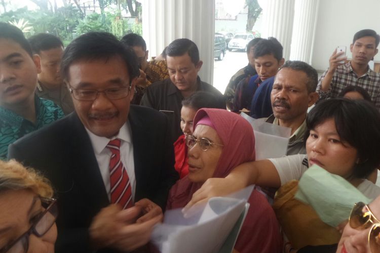 Gubernur DKI Jakarta Djarot Saiful Hidayat melayani aduan warga di Balai Kota DKI Jakarta, Selasa (15/8/2017). 
