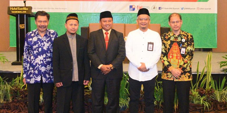 Wakil Gubernur Jawa Barat Uu Ruzhanul Ulum (paling tengah) saat membuka Pelatihan Manajemen Masjid Daarut Tauhid Peduli Priangan Timur di Kota Tasikmalaya, Sabtu (3/8/2019).