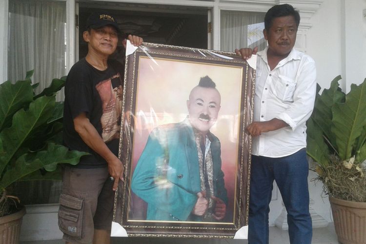 Asisten Gogon, Iteng Shahifah (kanan) membawa fofo pelawak Gogon di rumah duka di Dukuh Bukur Ireng RT 010/ 002, Desa Bendan, Kecamatan Banyudono, Boyolali, Jawa Tengah, Selasa (15/5/2018).