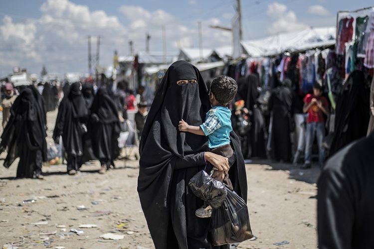 Perempuan dan anak-anak Suriah ditempatkan di kamp penampungan Al-Hol di bawah pengawasan Kurdi Suriah.