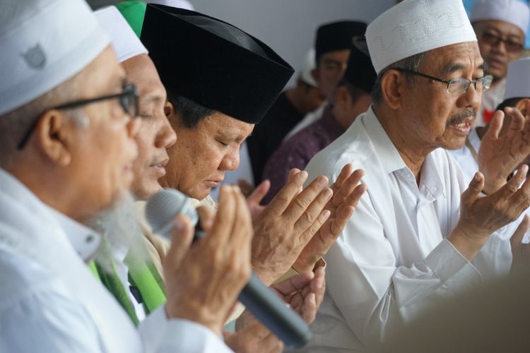 Prabowo calon presiden nomer urut 2 saaat berdoa di makan RKH Asad Syamsul Arifin, tokoh NU dan  Pondok Pesantren Salafiyah Syafiiyah Sukorejo Situbondo  Senin (25/2/2019)