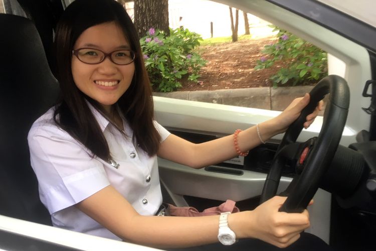 Mey, salah satu mahasiswa Universitas Chulalongkorn, Bangkok, Thailand, lagi mengemudikan Ha:mo, Selasa (30/1/2018).