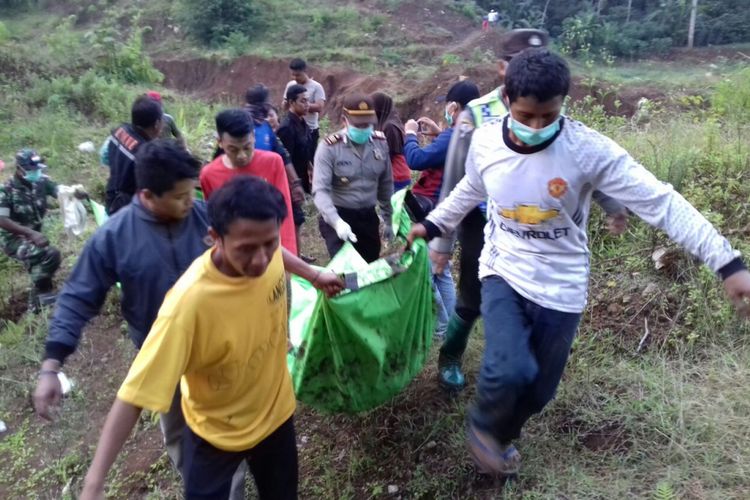 Tim sedang mengevakuasi kerangka yang diduga korban bencana tanah longsor di Desa Banaran, Kecamatan Pulung, Kabupaten Ponorogo, Jawa Timur, Kamis (26/4/2018).