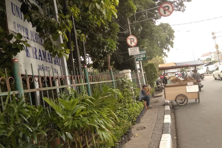 Kesemerautan trotoar di Kramat Jati, Jakarta Timur, Selasa (17/4/2018)