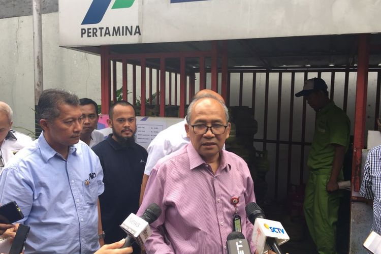 Direktur Marketing Pertamina Muchamad Iskandar saat kunjungan ke SPBU COCO di Jalan Rasuna Said, Kuningan, Jakarta, Sabtu (9/12/2017)