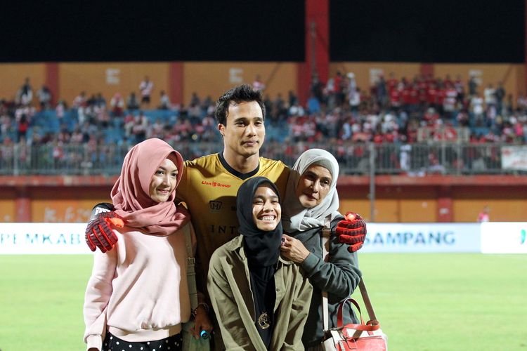 Penjaga gawang Madura United, M Ridho bersama Ibu, kakak dan istri seusai ditahan imbang Persija Jakarta dengan skor 2-2 Pekan 14 Liga 1 2019 di Stadion Gelora Madura Rate Pamellingan Pamekasan, Jawa Timur, Jumpt (16/08/2019) malam.   
