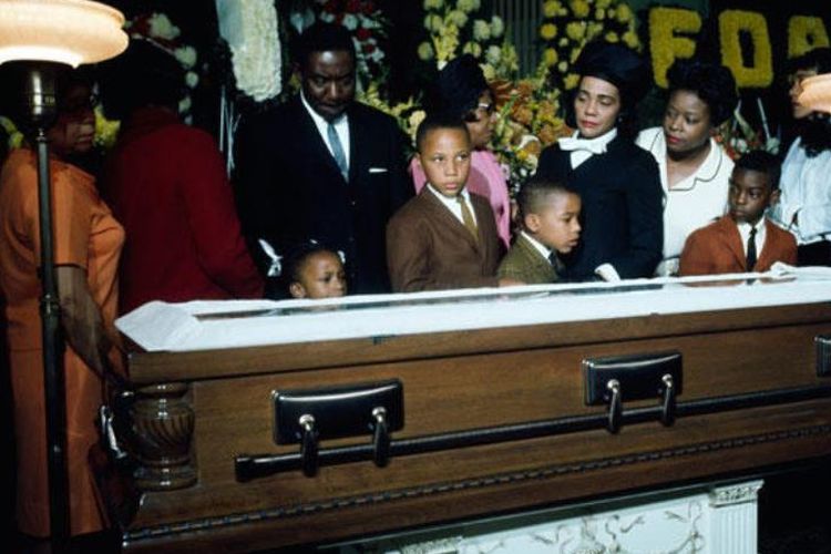 Keluarga menghadiri pemakaman Martin Luther King Jr di Atlanta, Georgia pada 1968.