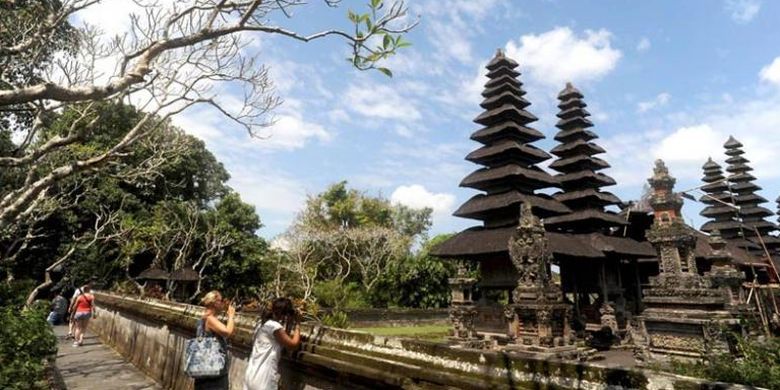 Turis asing mengabadikan keindahan Pura Taman Ayun di Mengwi, Kabupaten Badung, Bali, Senin (15/8/2016). Wisata ke Bali kini dapat dilakukan siapa pun dengan biaya terjangkau.