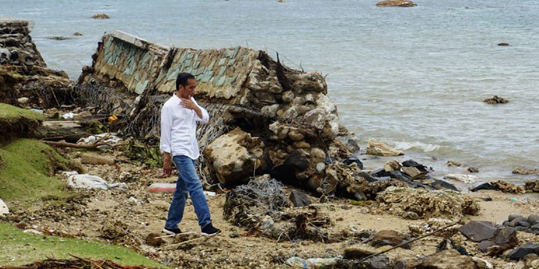 Presiden Joko Widodo mengunjungi Hotel Mutiara Carita yang rusak akibat tsunami di Kabupaten Pandeglang, Banten, Senin (24/12/2018). Presiden meninjau lokasi terdampak tsunami, menemui korban luka serta pengungsi di Kecamatan Labuan. 