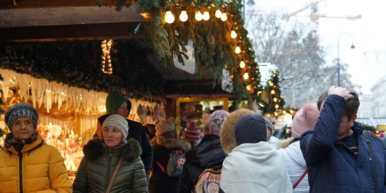 Christkindlmarkt atau Pasar Natal digelar di depan Balai Kota Vienna, Rathaus. Christkindlmarkt Rathausplatz dibuka sejak 16 November 2018 hingga 26 Desember 2018. 