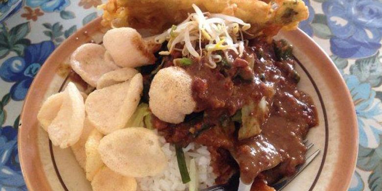 Satu porsi nasi pecel Bu Idah, di Jalan Talang Bengkok No 2 Patemon, Gunungpati, Kota Semarang, Jateng, yang menjadi favorit mahasiswa Unnes. 