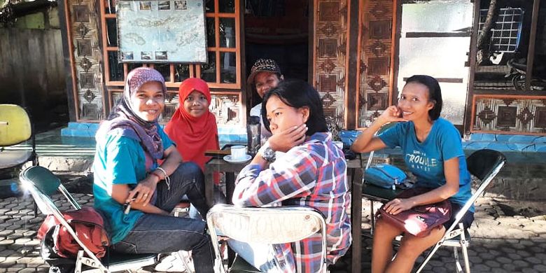 Para tamu menikmati kopi sambil berdiskusi di Kedai Kopi Kampung, Maumere Flores, Nusa Tenggara Timur, Rabu (8/5/2019). 