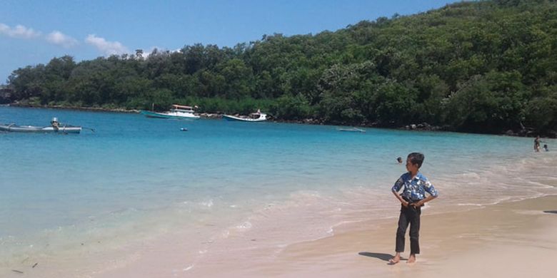 Hamparan pasir putih di Pantai Oa, Kecamatan Wulanggitang, Kabupaten Flores Timur, Nusa Tenggara Timur (NTT) yang memanjakan mata pengunjung. Dari kota Larantuka, jaraknya sekitar 50 kilometer. 