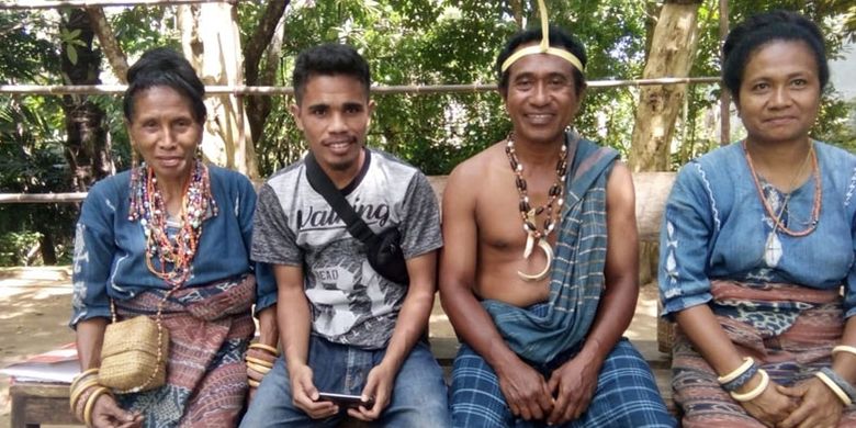 Anggota Sanggar Bliran Sina di Kabupaten Sikka, Flores, NTT, bersama Ketua sanggar budaya Bliran Sina, Yosef Gervasius (kedua dari kanan), Senin (29/4/2019). 