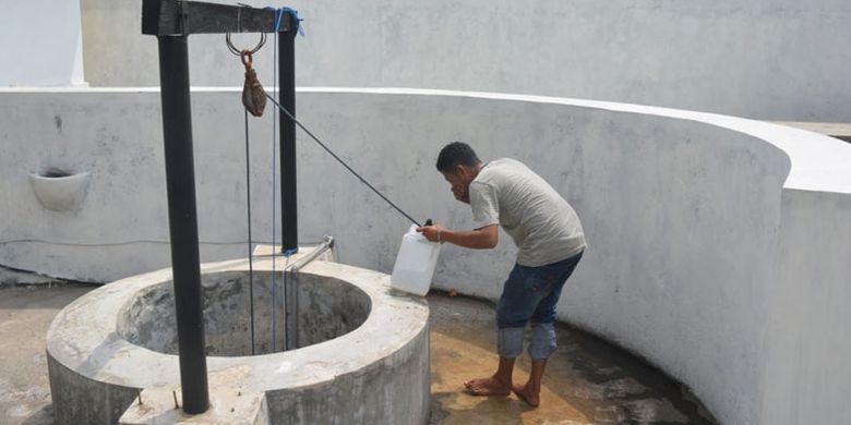 Sumur di Situs Rumah Pengasingan Bung Karno di Kota Ende, Pulau Flores, Nusa Tenggara Timur, Jumat (14/9/2018). Wisatawan yang datang selalu menyempatkan membasuh wajah dan mencuci kaki dengan air sumur di rumah Bung Karno.