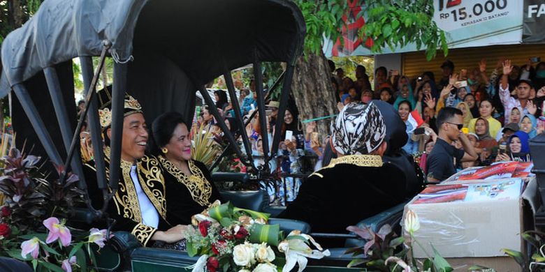 Presiden Joko Widodo (kedua kiri) melambaikan tangan didampingi Ny. Iriana Joko Widodo (kedua kanan) saat menghadiri Festival Keraton dan Masyarakat Adat ASEAN Ke-5 (FKMA), di Sumenep, Jawa Timur, Minggu (28/10/2018). Jokowi membuka FKMA yang dihadiri 58 keraton 230 kerajaan dan kedatuan serta lembaga adat dan perwakilan sejumlah negara ASEAN.
