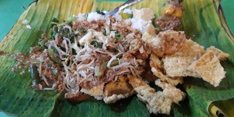 Seporsi nasi pecel di warung Pecel Yu Sri, Simpang Lima Semarang, Jawa Tengah.