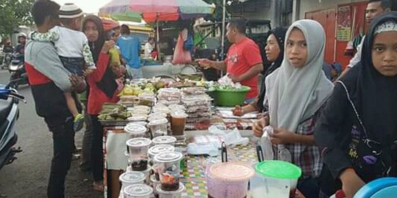Suasana di lopo jualan pedagang di Jalan Hasanudin, Kelurahan Kota Baru, Kecamatan Alok, kota Maumere, Kabupaten Sikka, NTT, Jumat (10/5/2019).