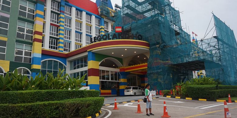 Jalanan di depan Hotel Legoland di Legoland Malaysia Resort
