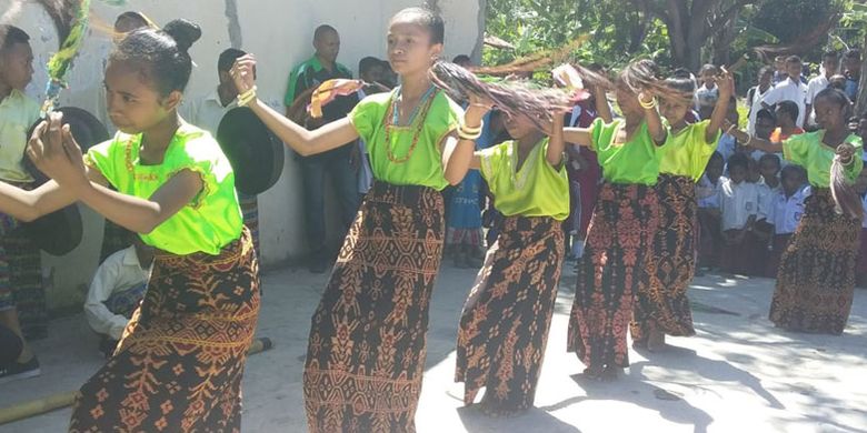 Tari-tarian dan permainan tradisional yang ditampilkan saat festival seni dan budaya di halaman SDI Habibola, Kecamatan Doreng, Kabupaten Sikka, Nusa Tenggara Timur, Selasa (13/8/2019).