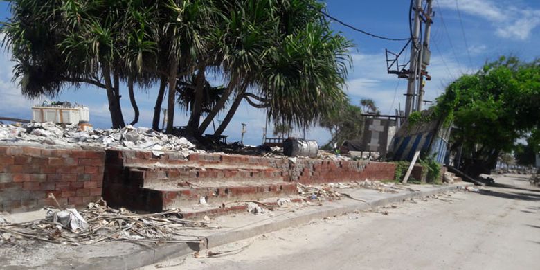 Puing-puing bangunan di Gili Trawangan, Kabupaten Lombok Utara, NTB, Kamis (21/2/2019).