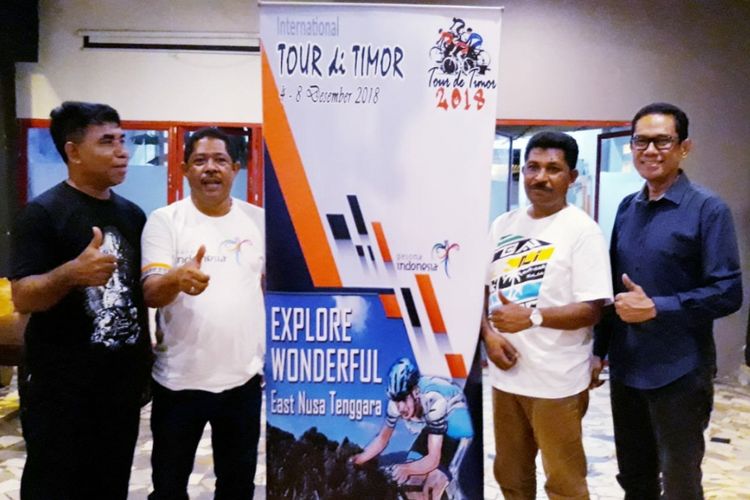 Kabid Destinasi Dinas Pariwisata NTT Beni Wahon (kedua dari kanan) usai memberikan keterangan pers di Denpasar, Bali, Minggu (4/11/2018), mengenai upaya mendongkrak kunjungan wisatawan ke Pulau Timor, NTT melalui Tour di Timor.