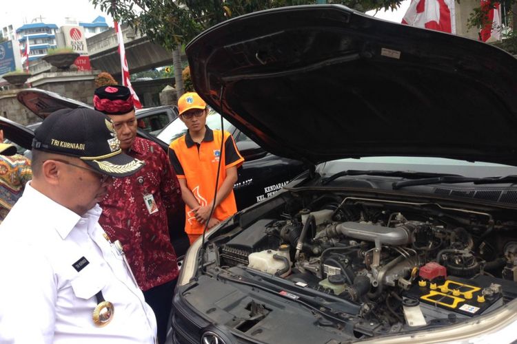 Wali Kota Jakarta Selatan Tri Kurniadi mengecek kendaraan operasional PPSU kelurahan di halaman Kantor Wali Kota Jakarta Selatan, Kamis (18/1/2018).