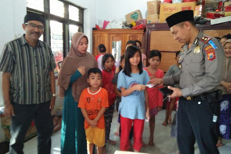Kepala Polsekta Mamajang, Kompol Daryanto menggantikan uang anak yatim piatu, Nining yang dirampas oleh pembegal,  Selasa (12/6/2018).