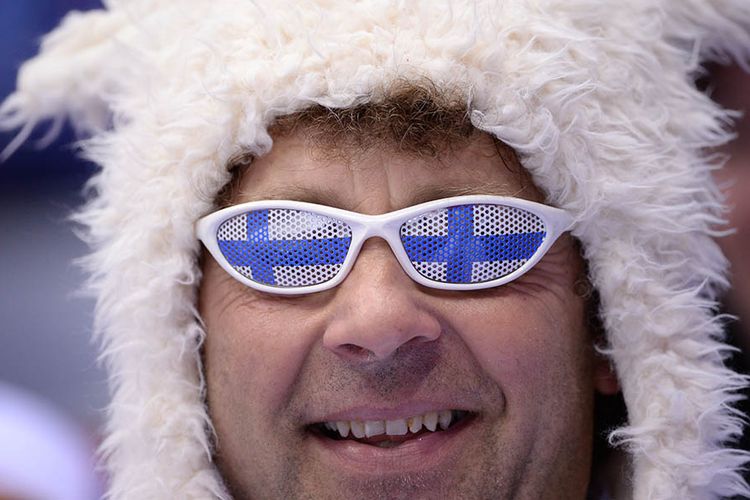 Warga Finlandia tersenyum saat memakai atribut bernuansa bendera negaranya saat Olimpiade Musim Dingin 2018 di Pyeongchang, Korea Selatan, Februari lalu.