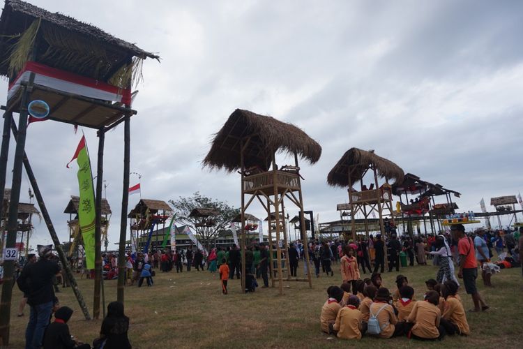 Sebanyak 38 paglak didirikan didekat halaman Bandara Banyuwangi pada Festival Paglak, Sabtu (4/8/2018).